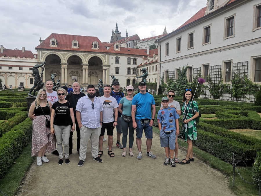 Uczestnicy spaceru z Evą w praskich ogrodach