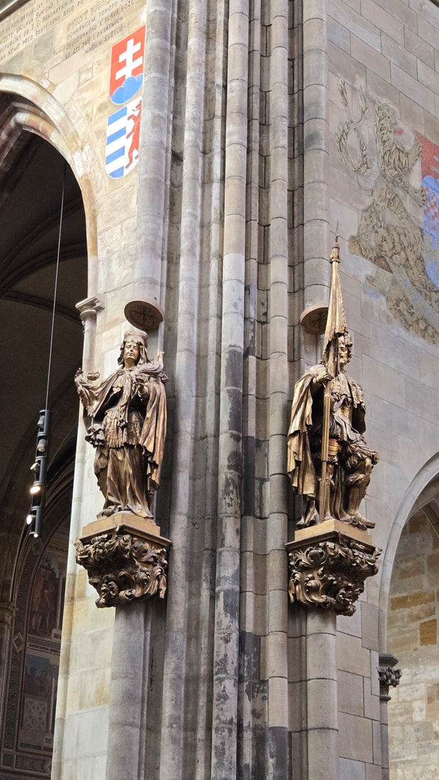 Transept katedry św. Wita - figury patronów Czech